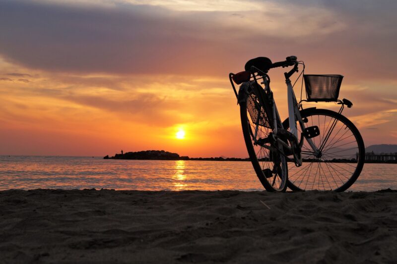夕日と自転車