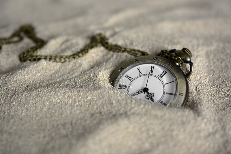 砂に埋まった時計